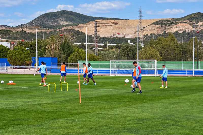 Jugadores con petos durante un ejercicio en la Ciudad Deportiva del Levante UD