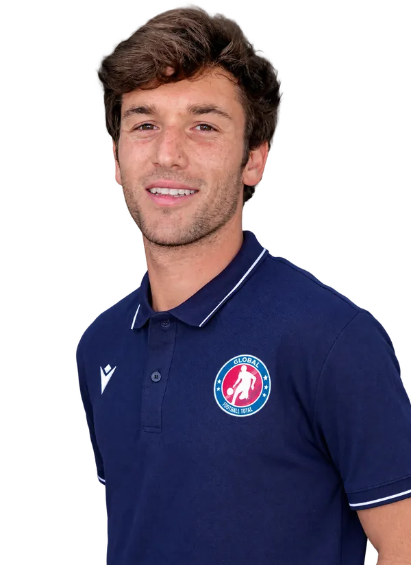 Álvaro Serna con el polo azul marino de Global Football Total