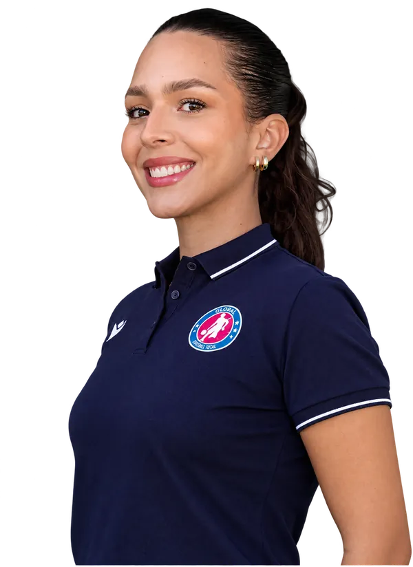 Annajulia Monteverde con el polo azul marino de Global Football Total