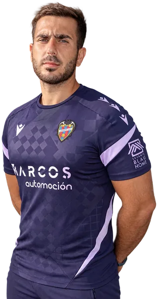 Davide, entrenador del área internacional del Levante UD, con la ropa de entrenamiento del club