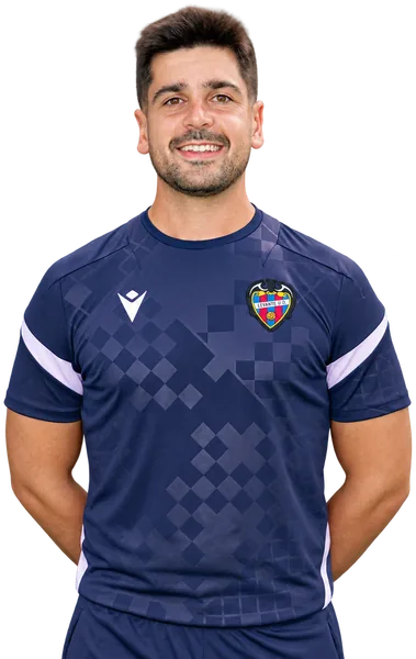 Javi Medrano, entrenador del área internacional del Levante UD, con la ropa de entrenamiento del club