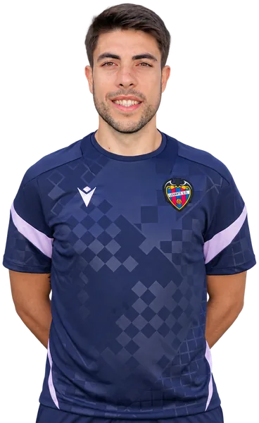 Joan Rico, entrenador del área internacional del Levante UD, con la ropa de entrenamiento del club