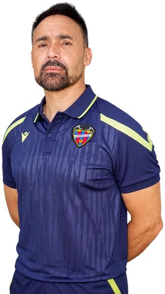 Miguel Pérez, entrenador del área internacional del Levante UD, con la ropa de entrenamiento del club